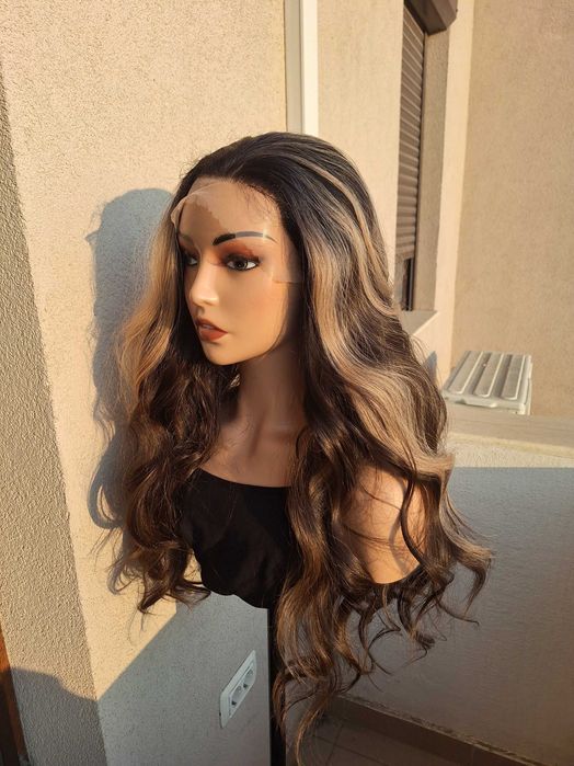 Długa falowana kasztanowa peruka z koronką z przodu