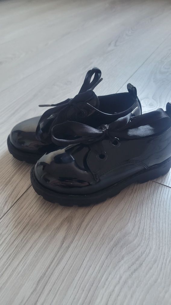 Buty lakierowane Reserved 26 wiązane