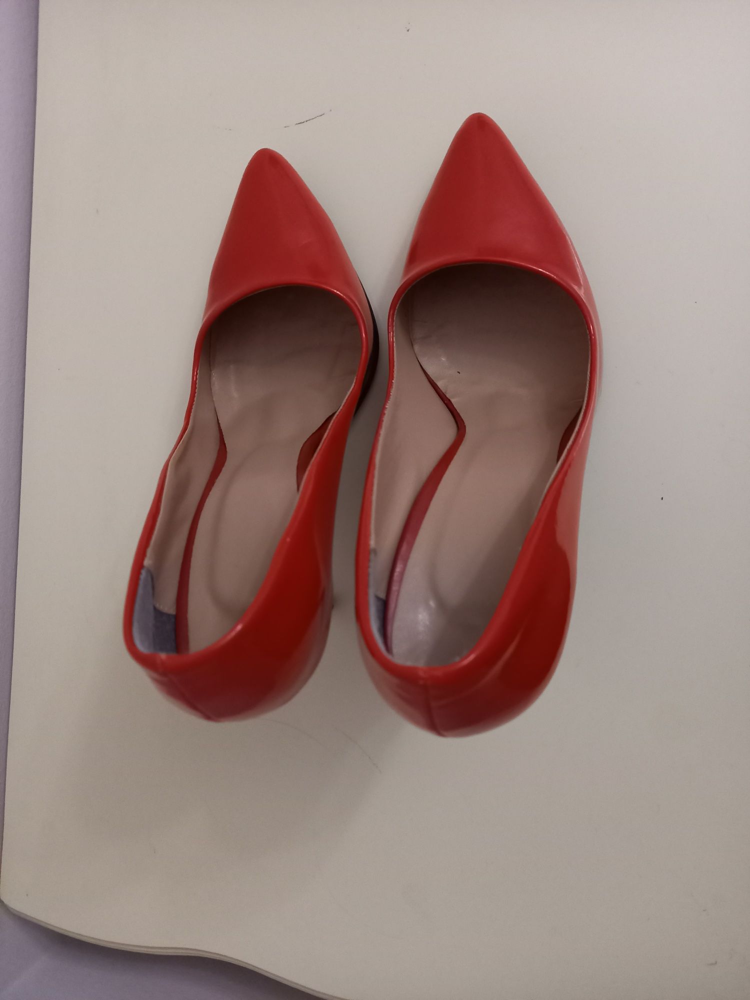 Туфлі червого кольору