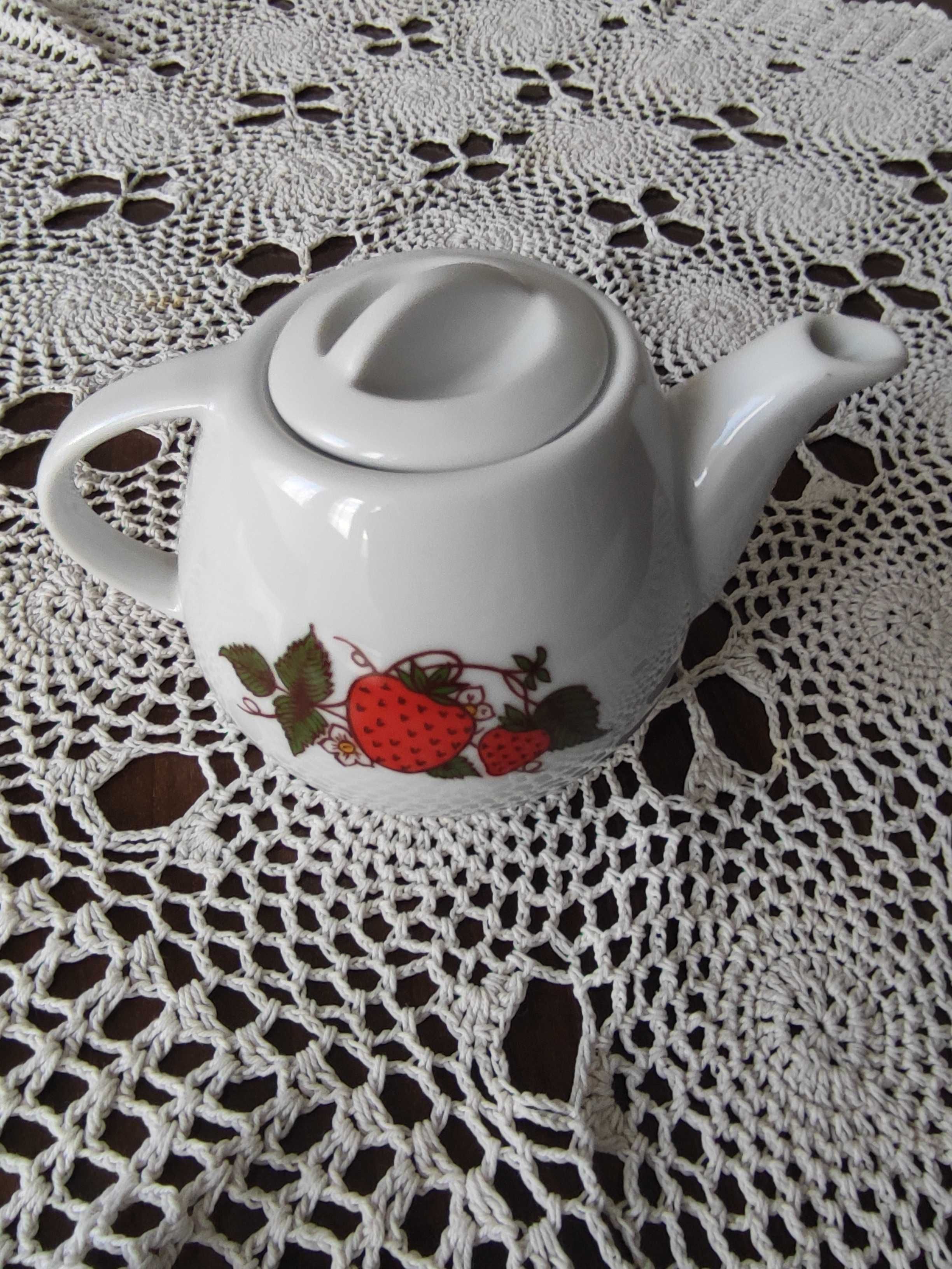 imbryczek do herbaty, porcelana Lubiana ,motyw truskawki, nieużywany