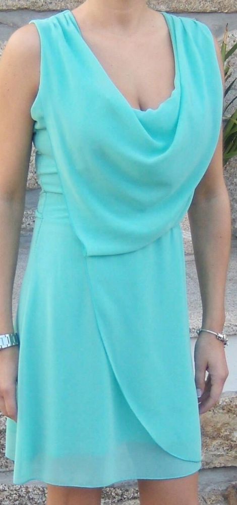 Vestido curto em tecido leve.