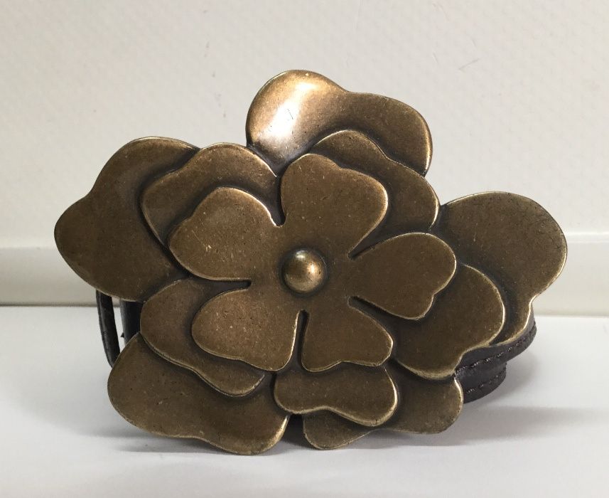 Cinto de senhora em pele castanho com fivela em metal