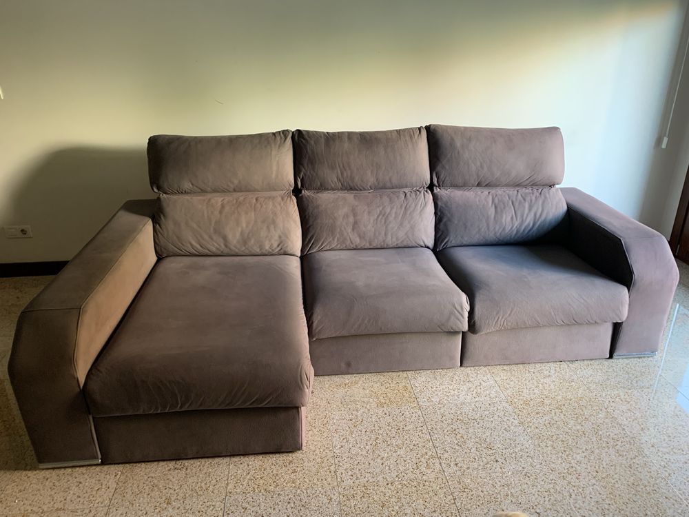 Sofá chaise longue com arrumação e possibilidade de fazer sofá cama