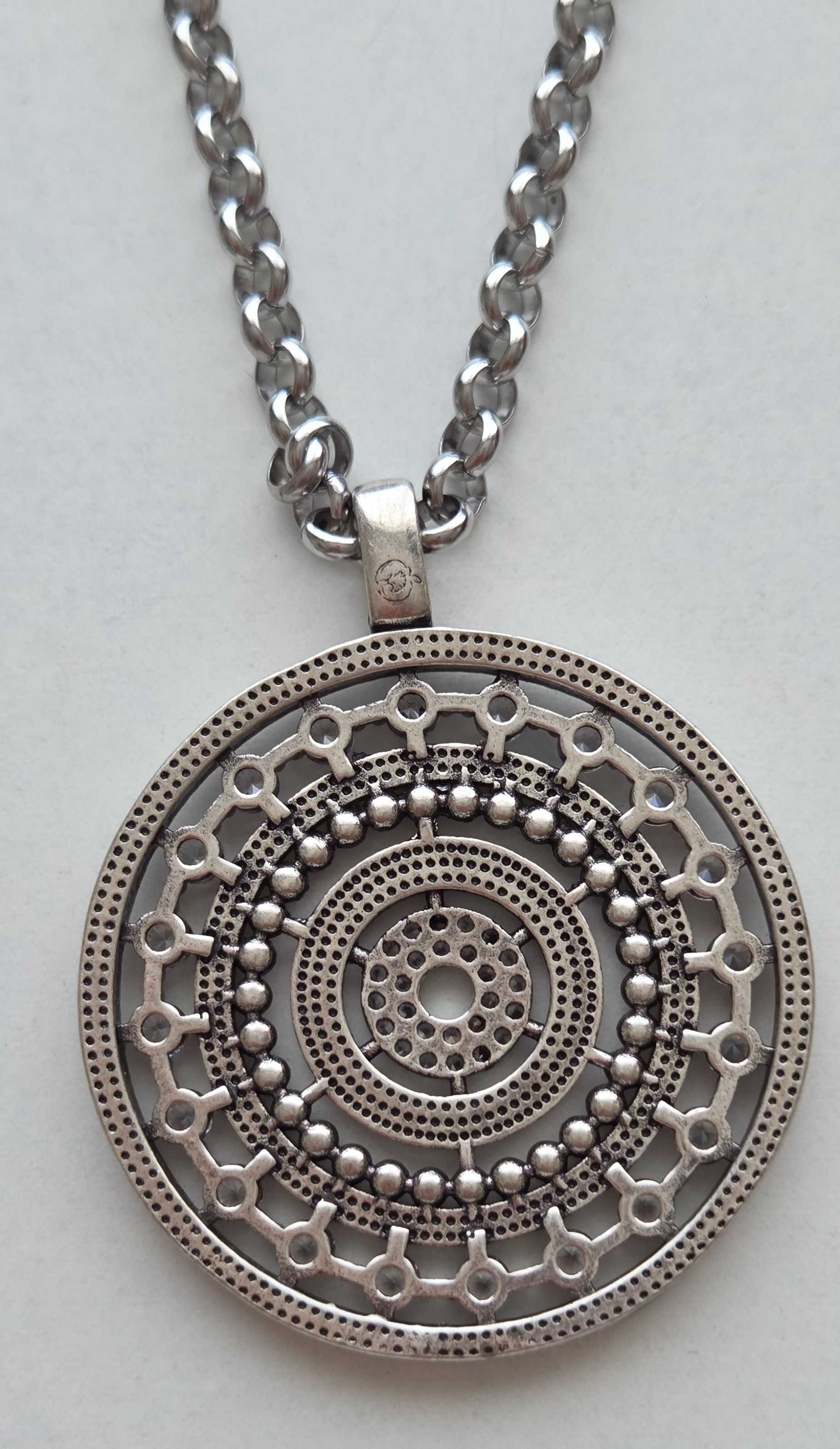 Colar em aço medalha grande formato