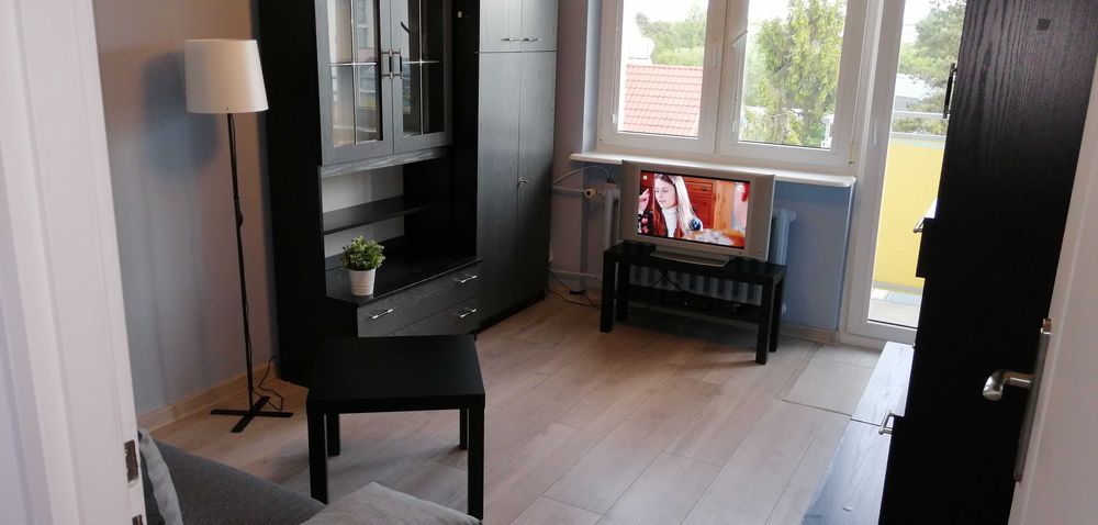 Duży pokój z balkonem. TV większy, niż na foto.