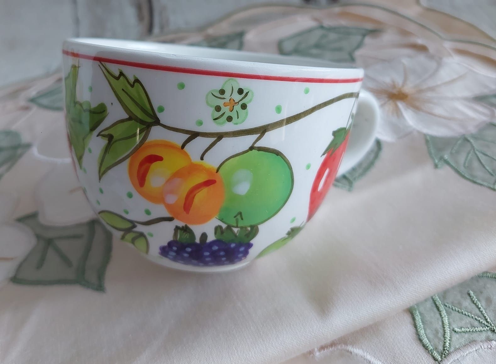Arko ręcznie malowany kubek. Uroczy zdobiony owocami, prezentuje się w