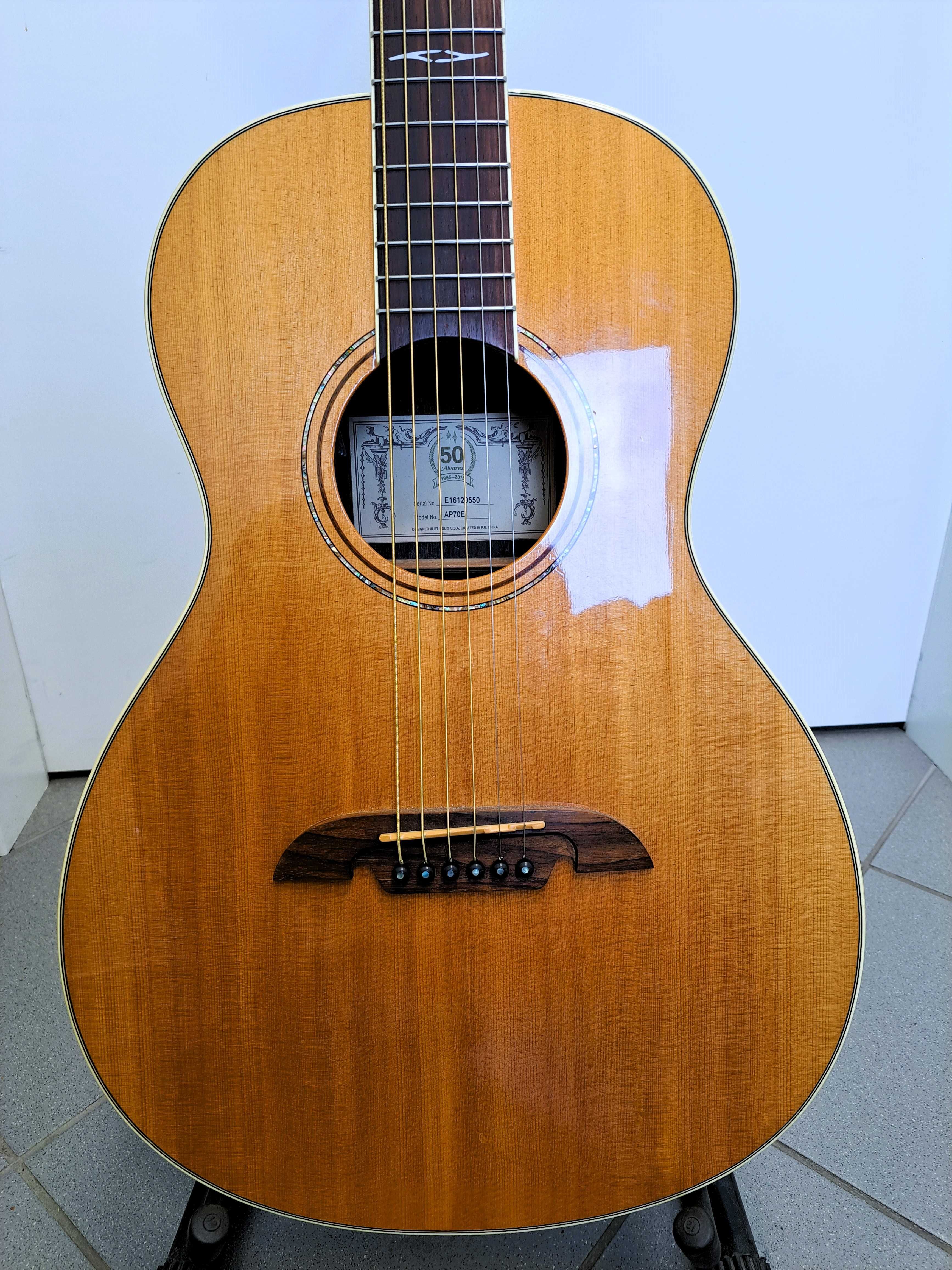 Alvarez AP 70 E gitara elektroakustyczna typu Parlor