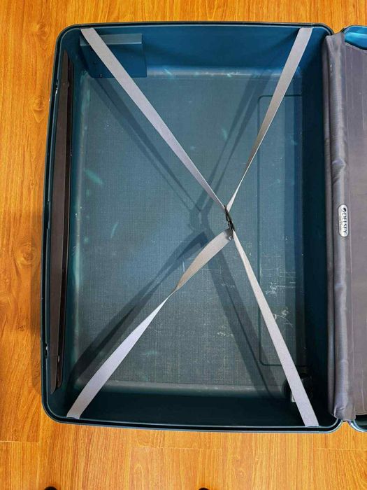 Продам пластиковые чемоданы.