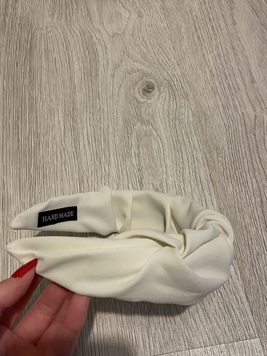 Biała wpadająca w kremowy, ozdobna opaska do włosów