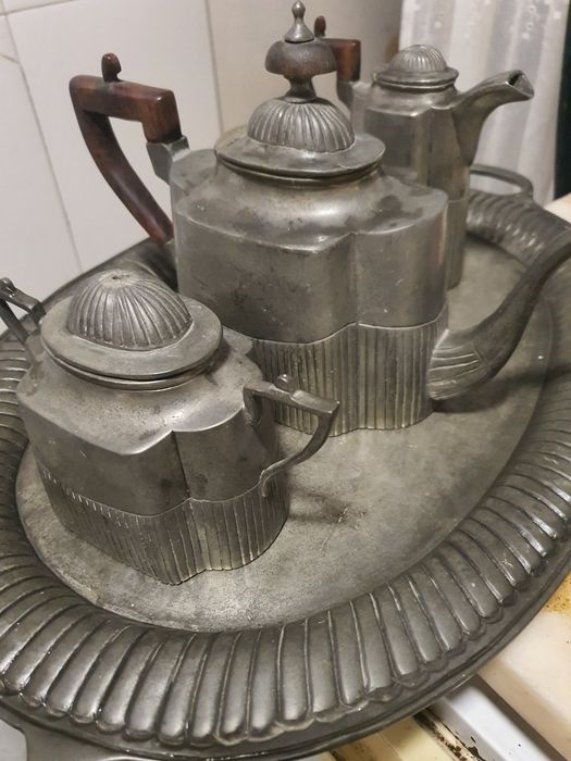 Serviço de estanho antigo