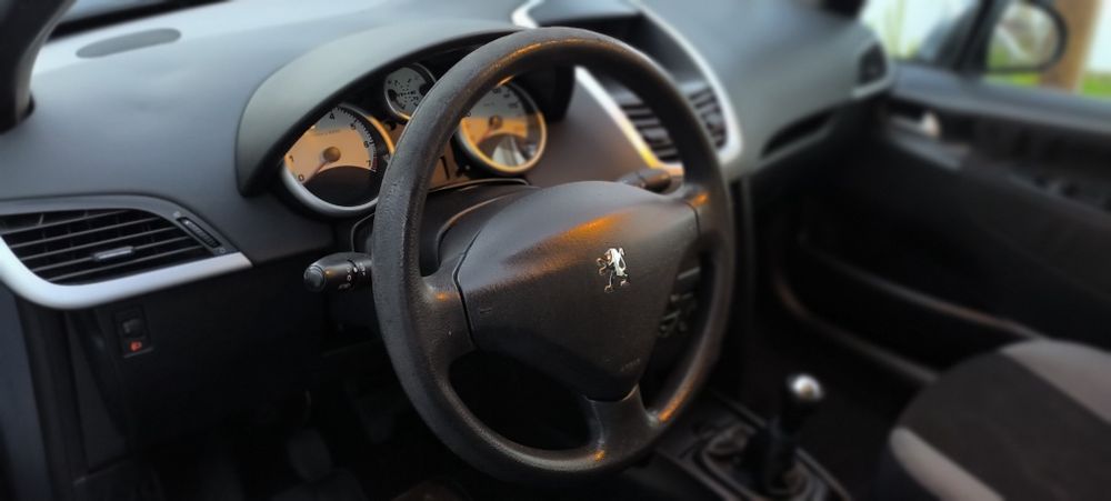 OTIMA OPORTUNIDADE - Peugeot 207 1.4 16 V