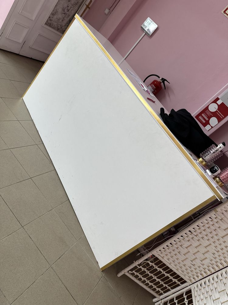 Balcão de loja branco