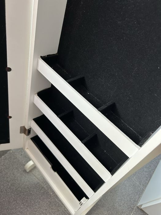 Espelho IKEA de pé branco com espaço para acessorios pessoais