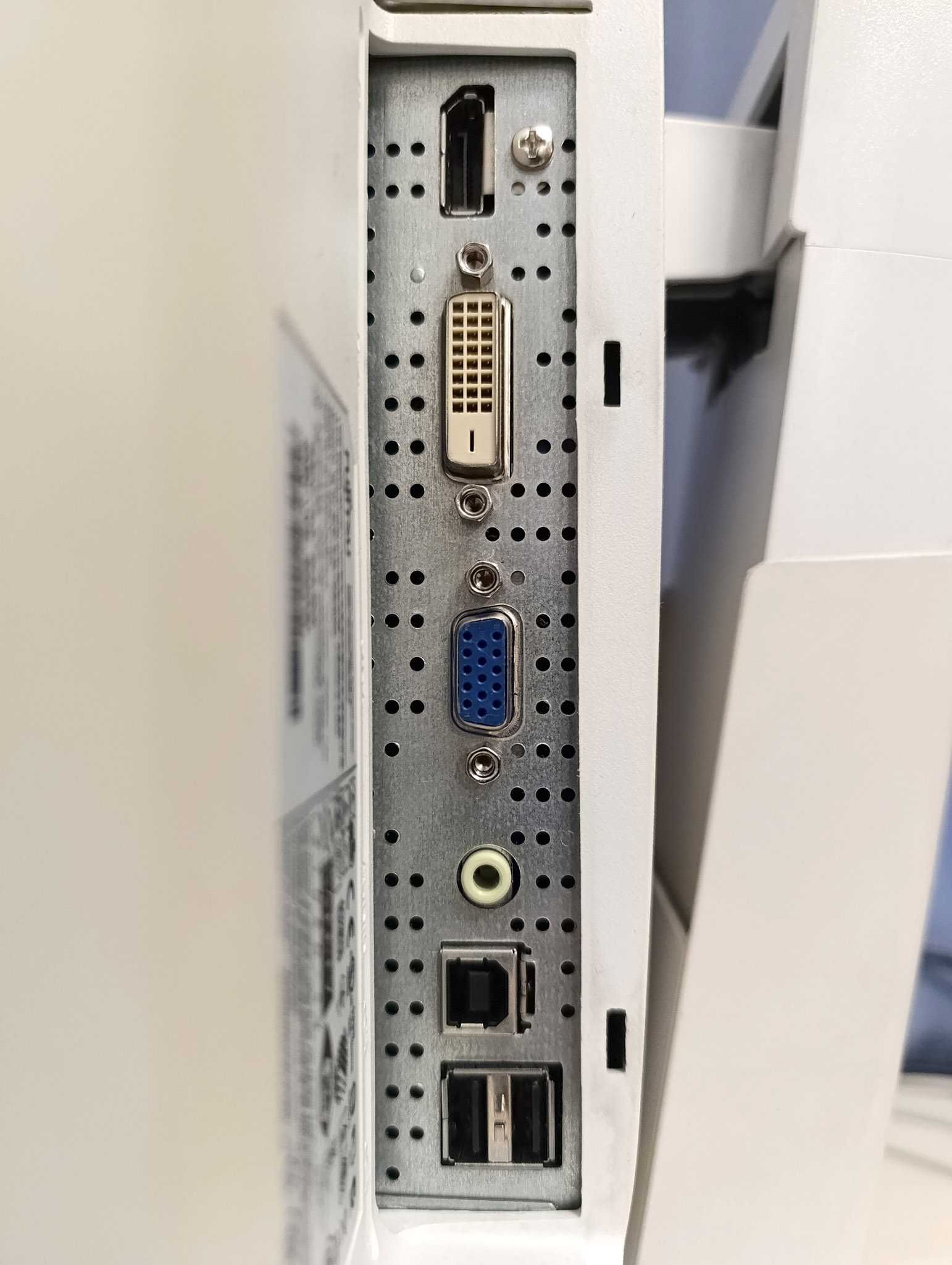 Duży monitor Fujitsu P23T-6 IPS, 23 cale, obrót pion, DisplayPort, BDB