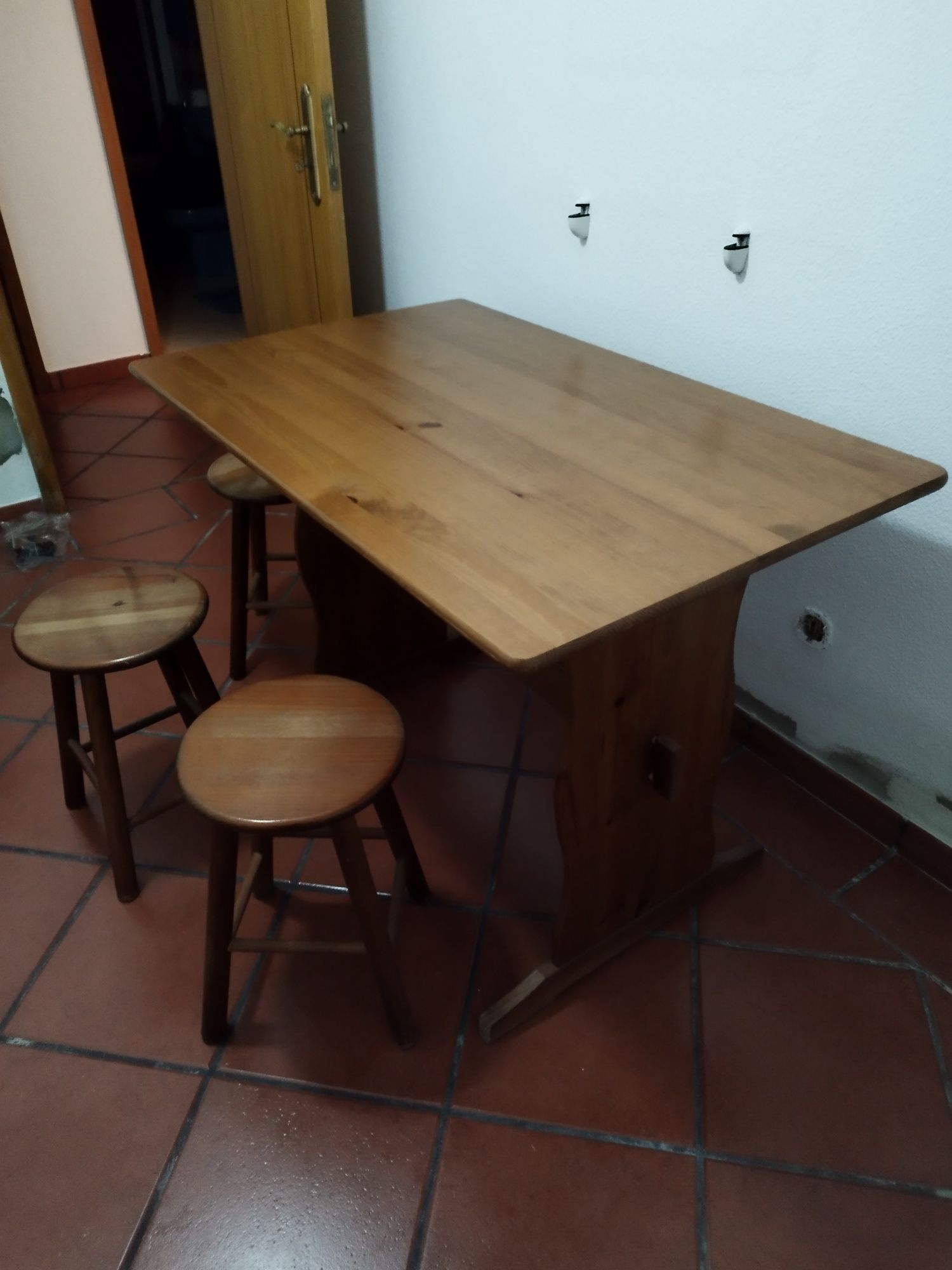 Mesa de cozinha e 3 bancos