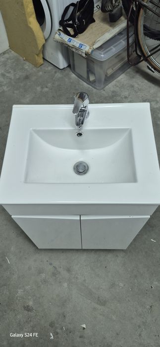 Lavatório com móvel e torneira