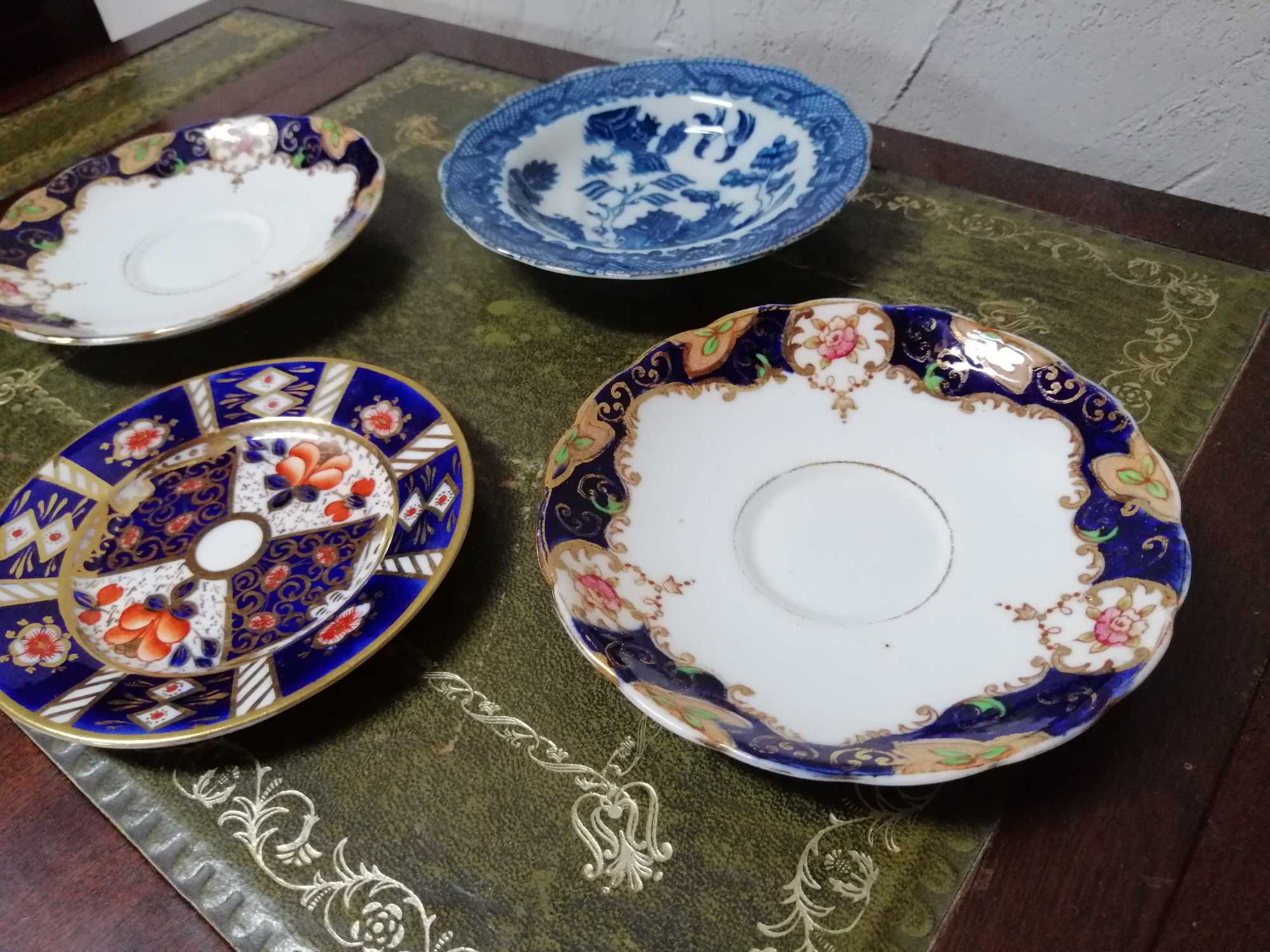 Zestaw 4 starych angielskich porcelanowych talerzyków