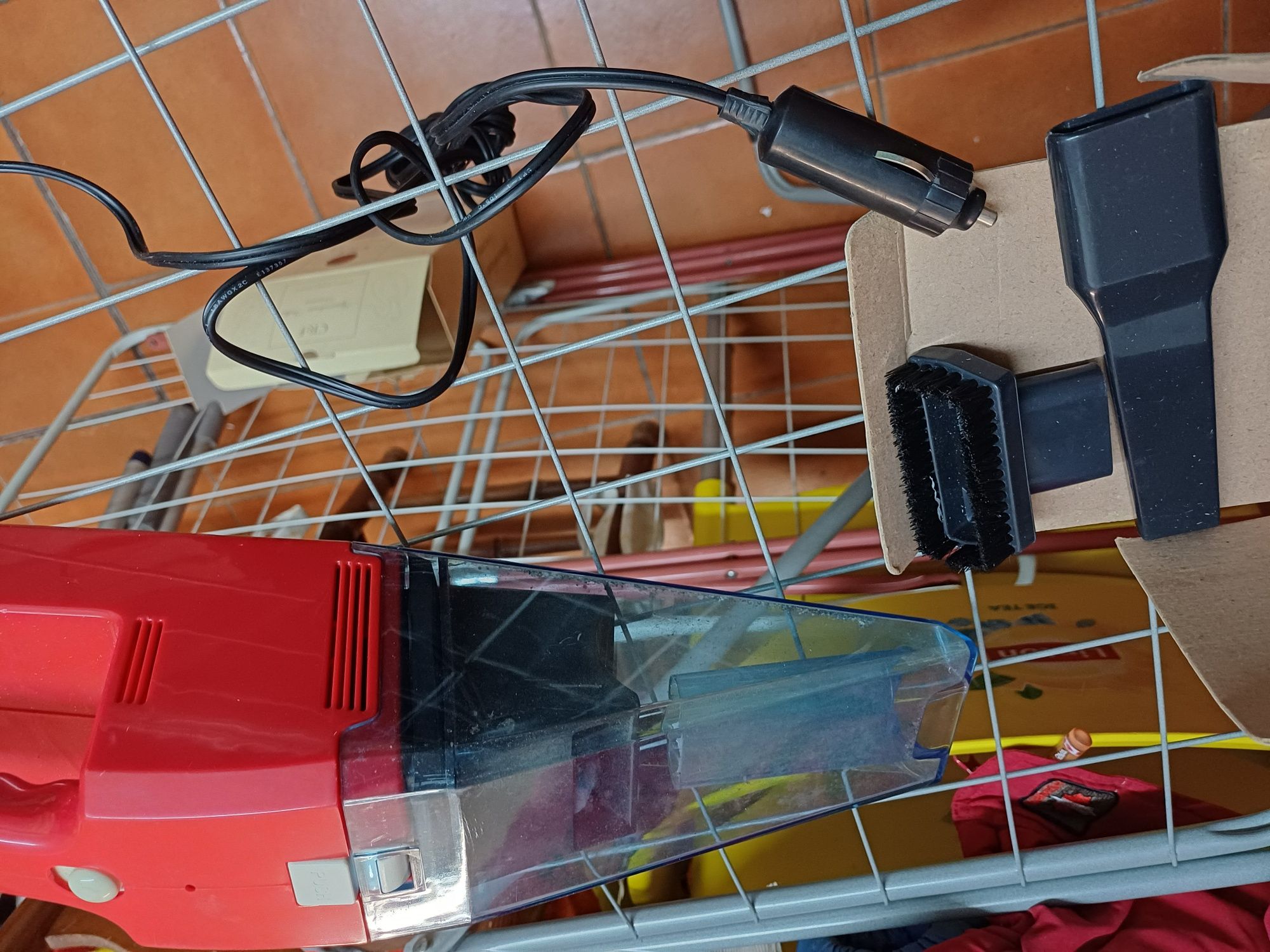 Aspirador de Mão para Carro com Fio Plug Isqueiro (120 W - 12 V)