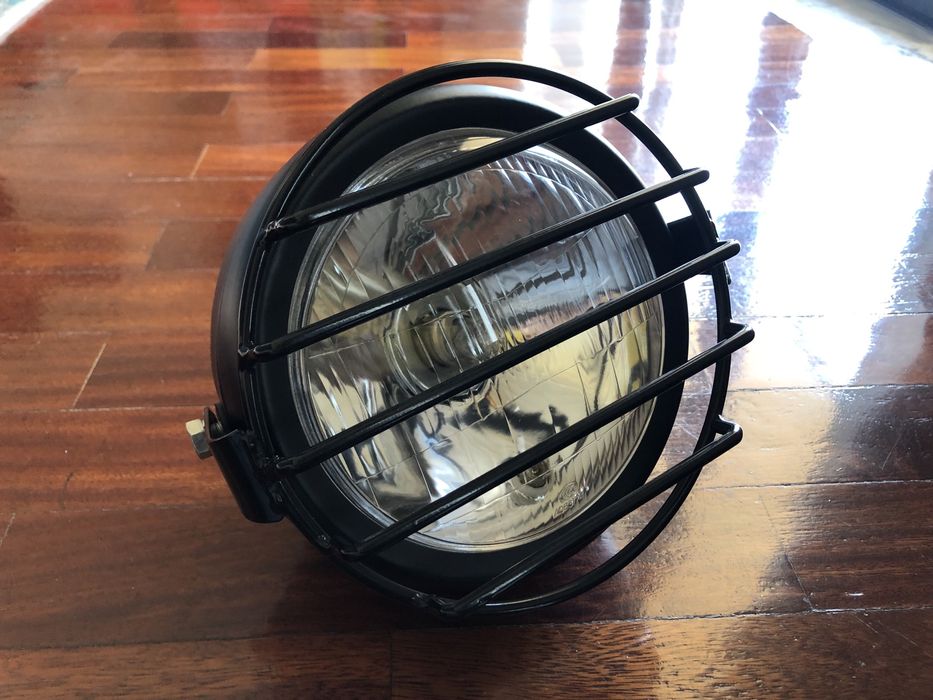 Farol frontal transparente com grelha metálica dois apoios cafe racer