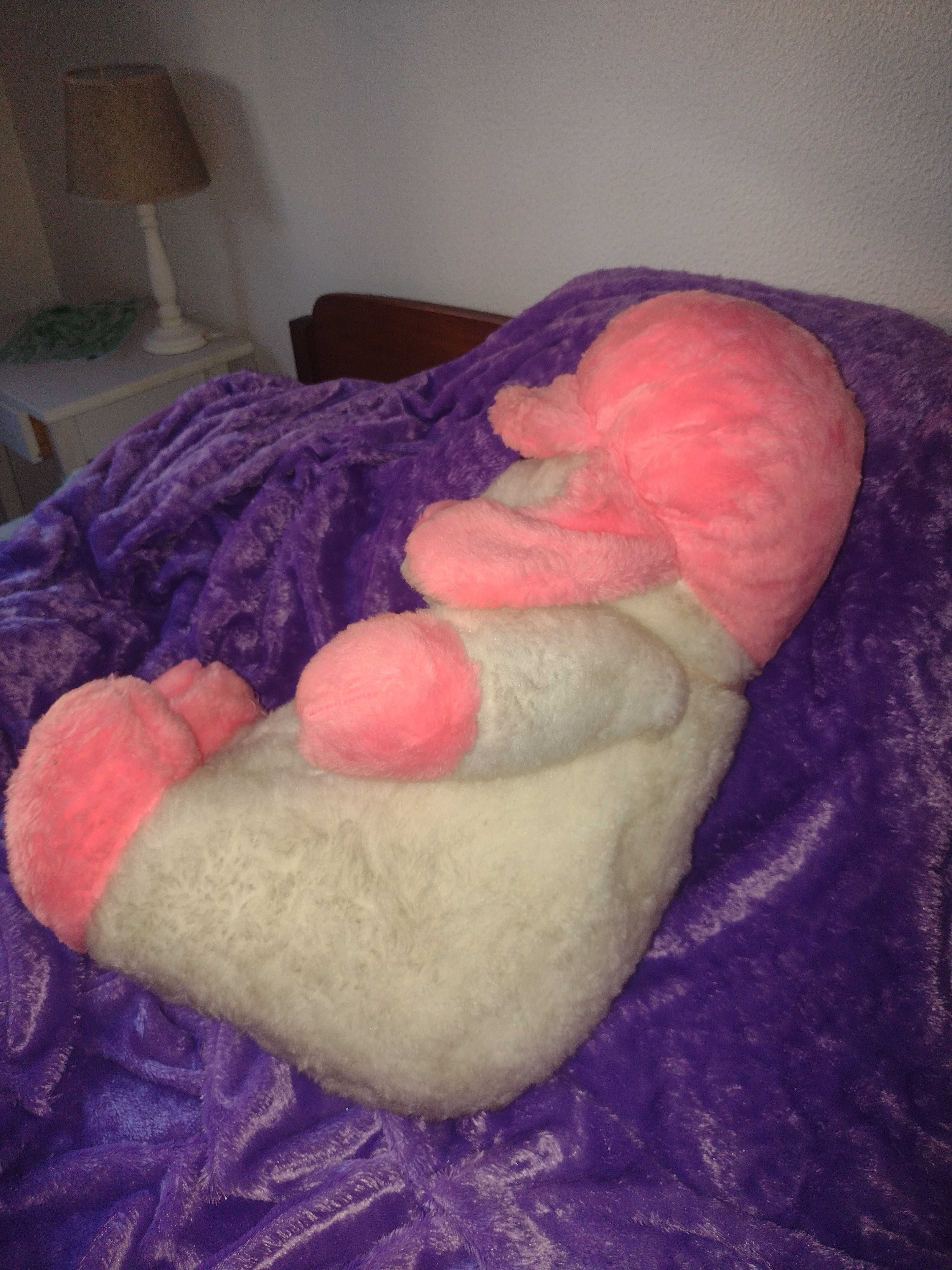 Peluche branco e cor-de-rosa com boné