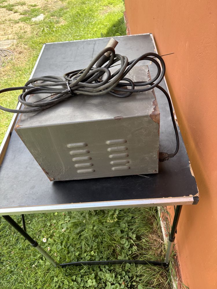 Sorzedam prostownik do wozkow elektrycznych inwalidzkich .