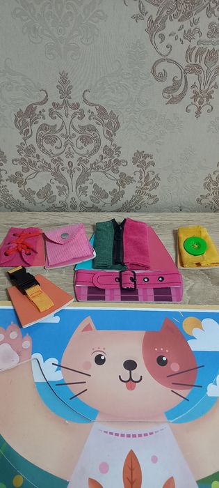 Бізіборд навчитися застібати, зв'язувати розтібати