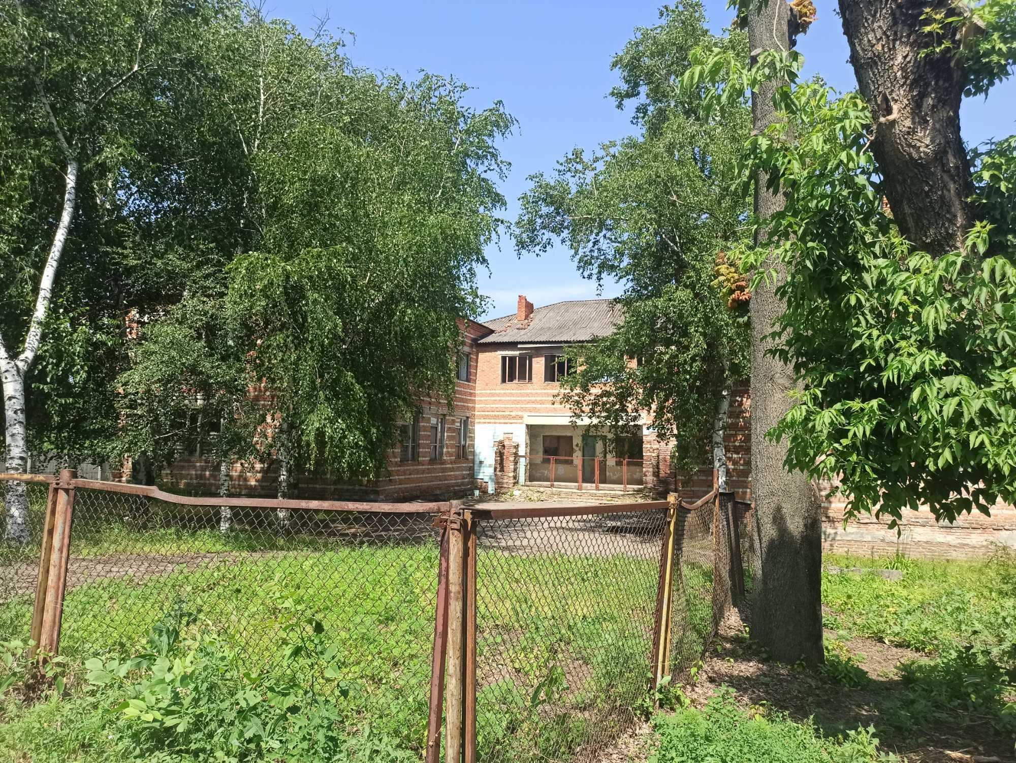 Продам нежитлову будівлю площею 2038,7 кв.м. на ділянці кат. 03.10