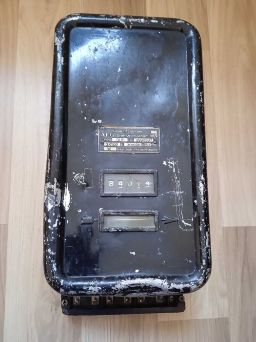 Stary 3-fazowy licznik kilowatogodzin AEG