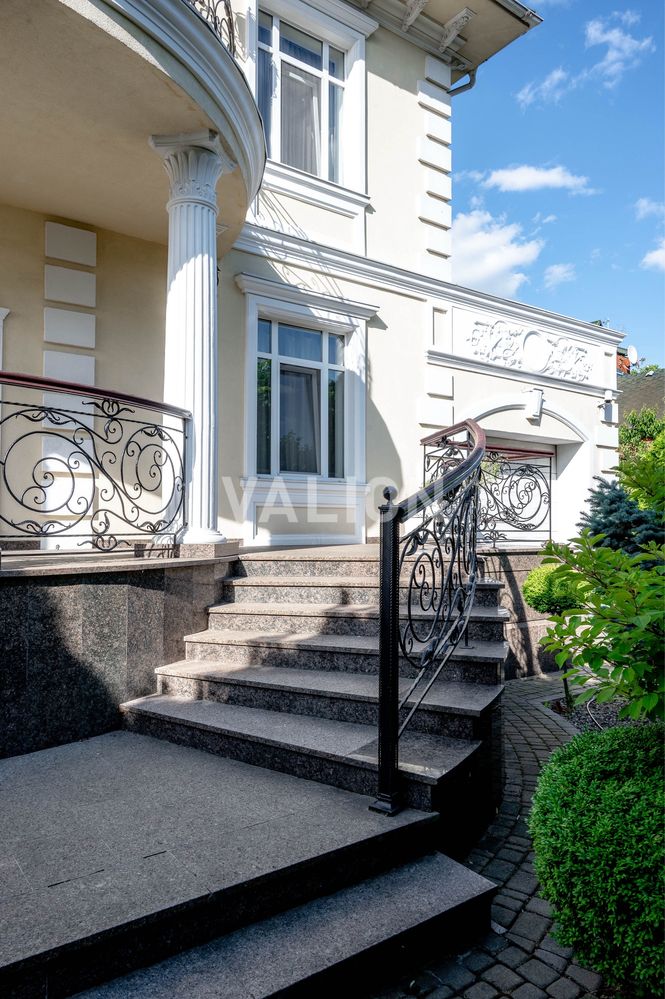 Продаж  елітного будинку з басейном біля «Характер парку»