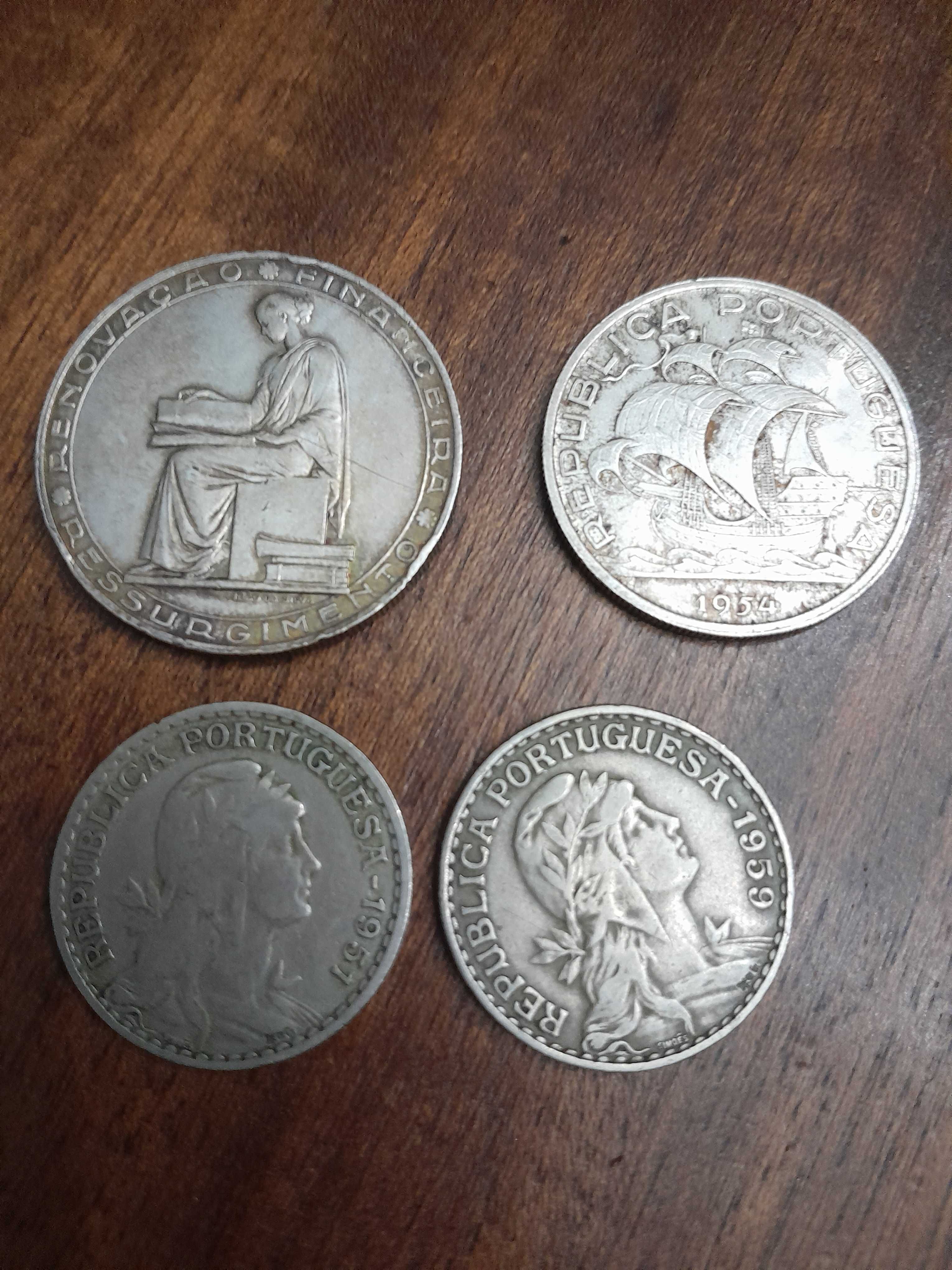 Vendo conjunto de moedas.44 moedas de 50 centavos 1 de 50 escudos