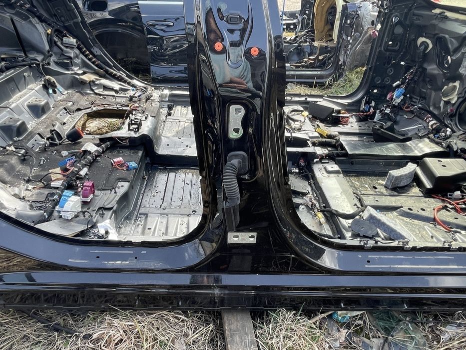 Поріг правий з стійкою B колір 346 Mercedes EQS 580 2021-