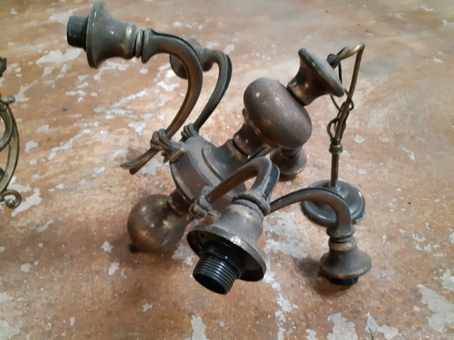 Candeeiros antigos de latão e ferro