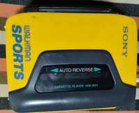 Sony Walkman Sports vintage 
A pilhas AA. 
Dos anos 80.
A pilhas AA.