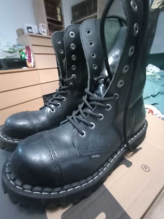 Glany Steel 10 dziurek, rozmiar 42 (106 B-42)