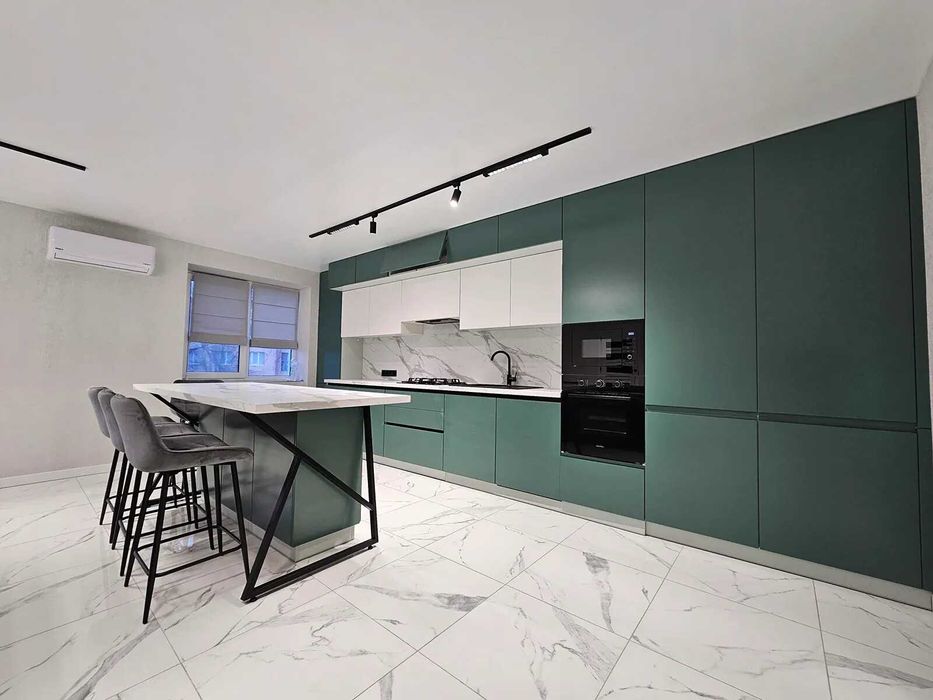 Двокімнатна з кухнею-студією біля стометрівки