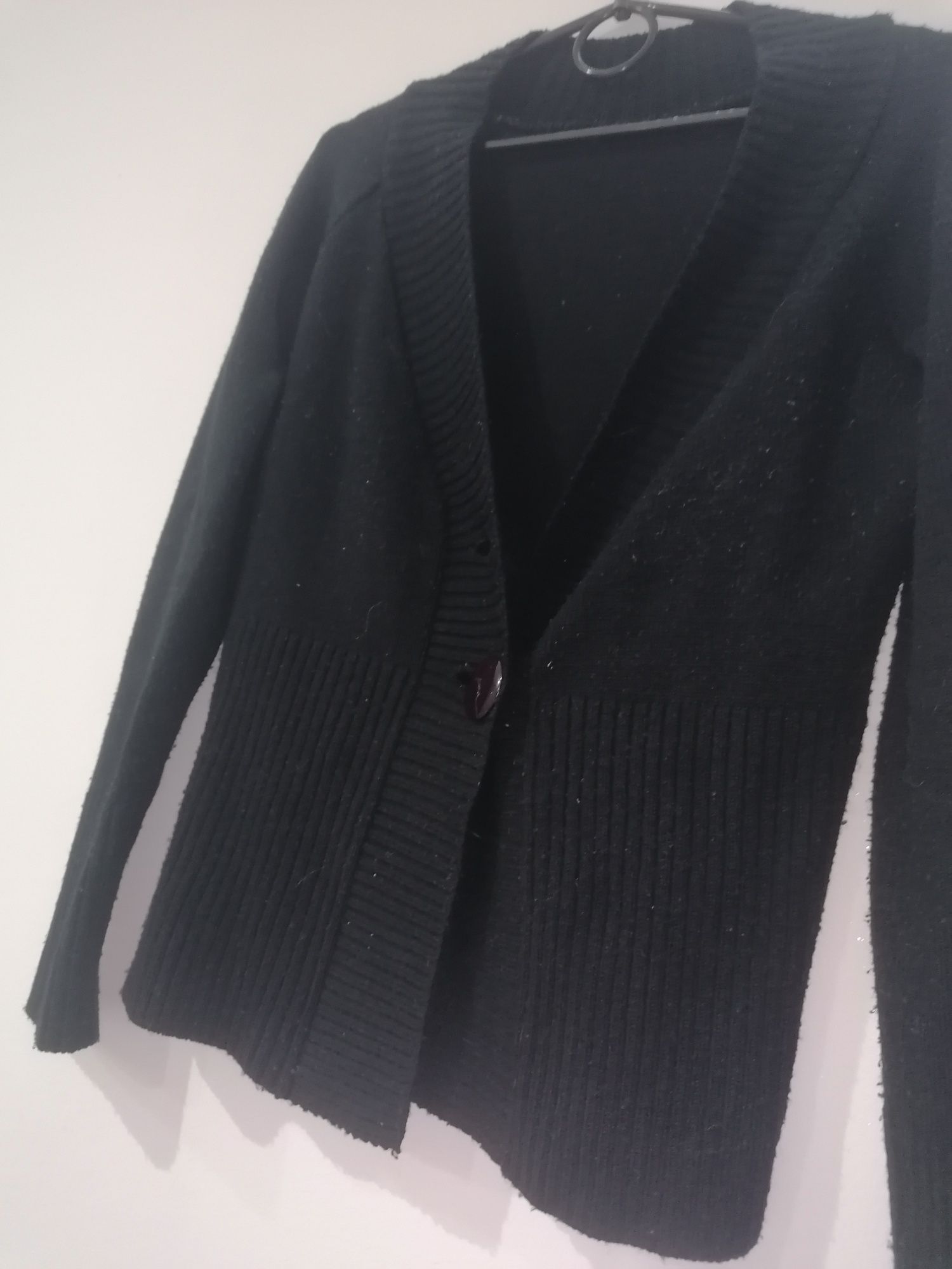 Sweter czarny z długim rękawem oraz guzikami uniwersalny