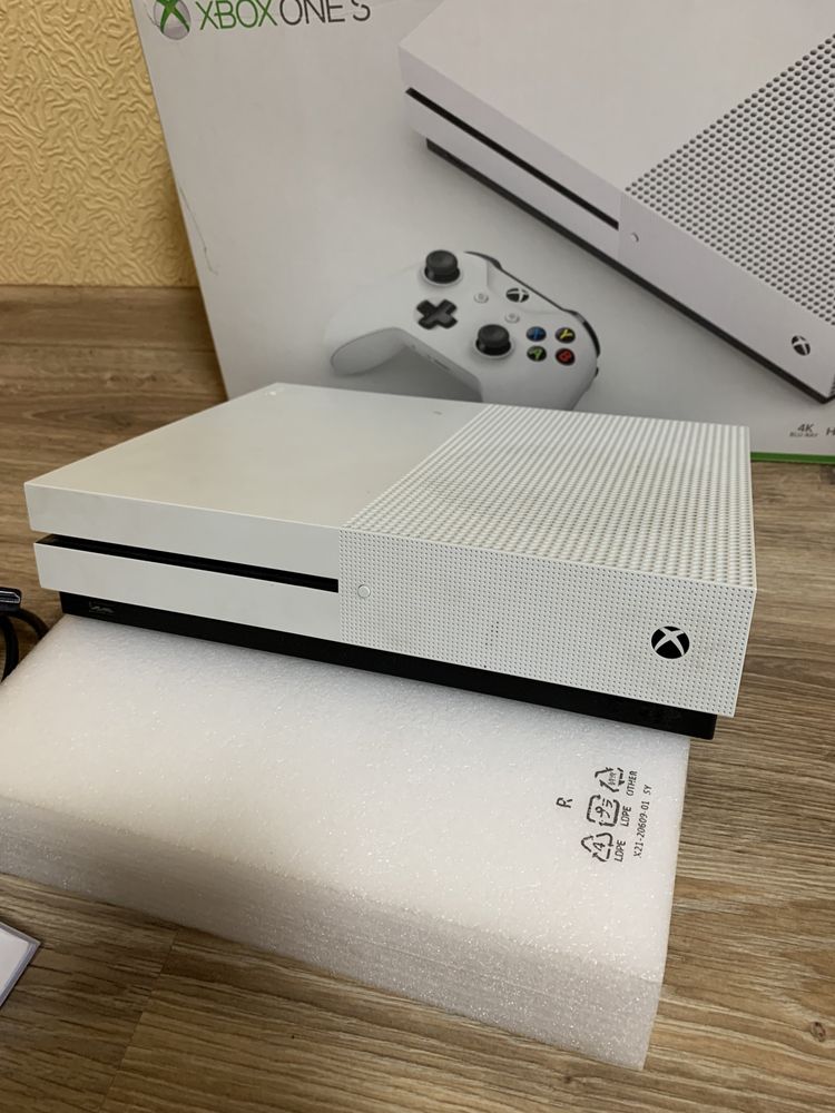 Продам Xbox one s 1 tb