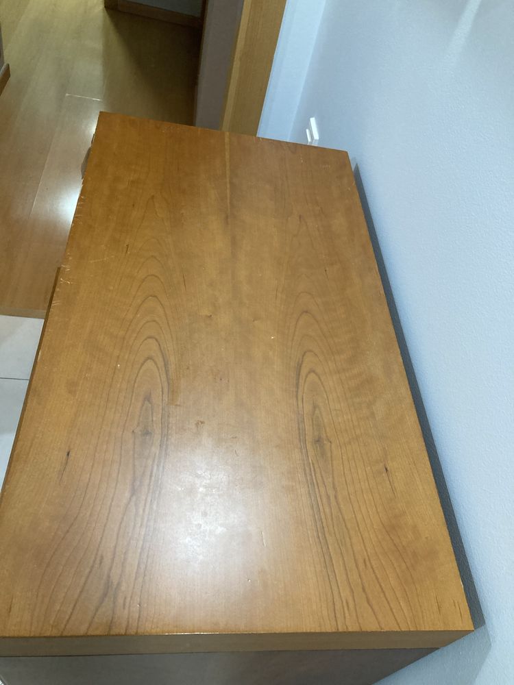 Vende-se camiseiro e duas mesas de cabeceira