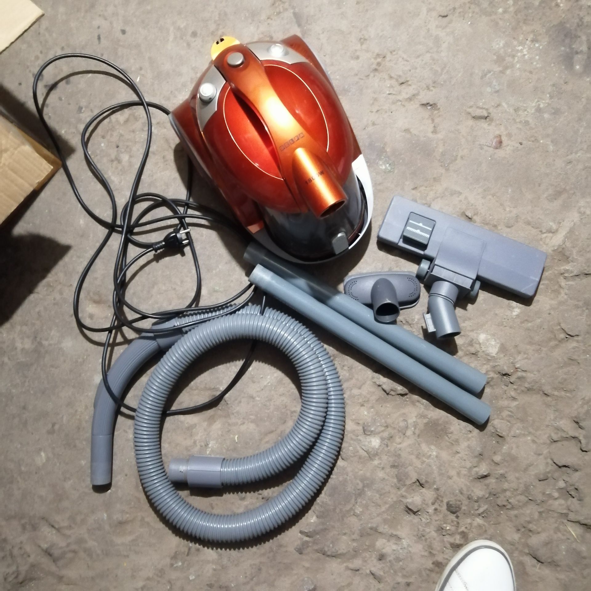 Пылесос циклонный DELFA DJC-605.