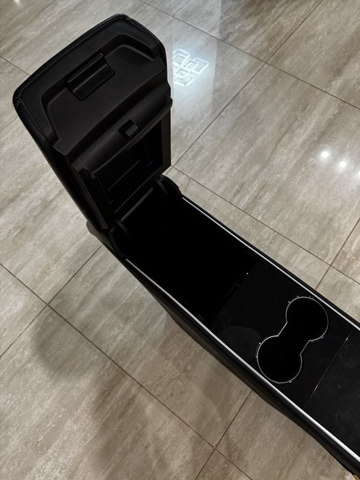 Консоль (тунель) Tesla model 3 Gen 1 (2018)