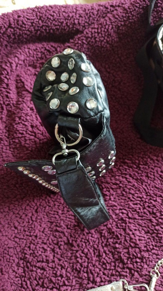 Mala/Pochete preto com tachas,PELE PURA marca SKARPPA