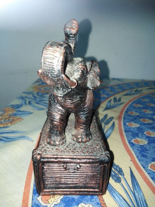 Szkatułka z figurką słonia