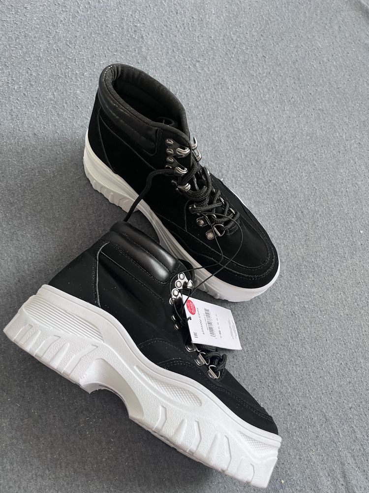 Sneakersy na platformie