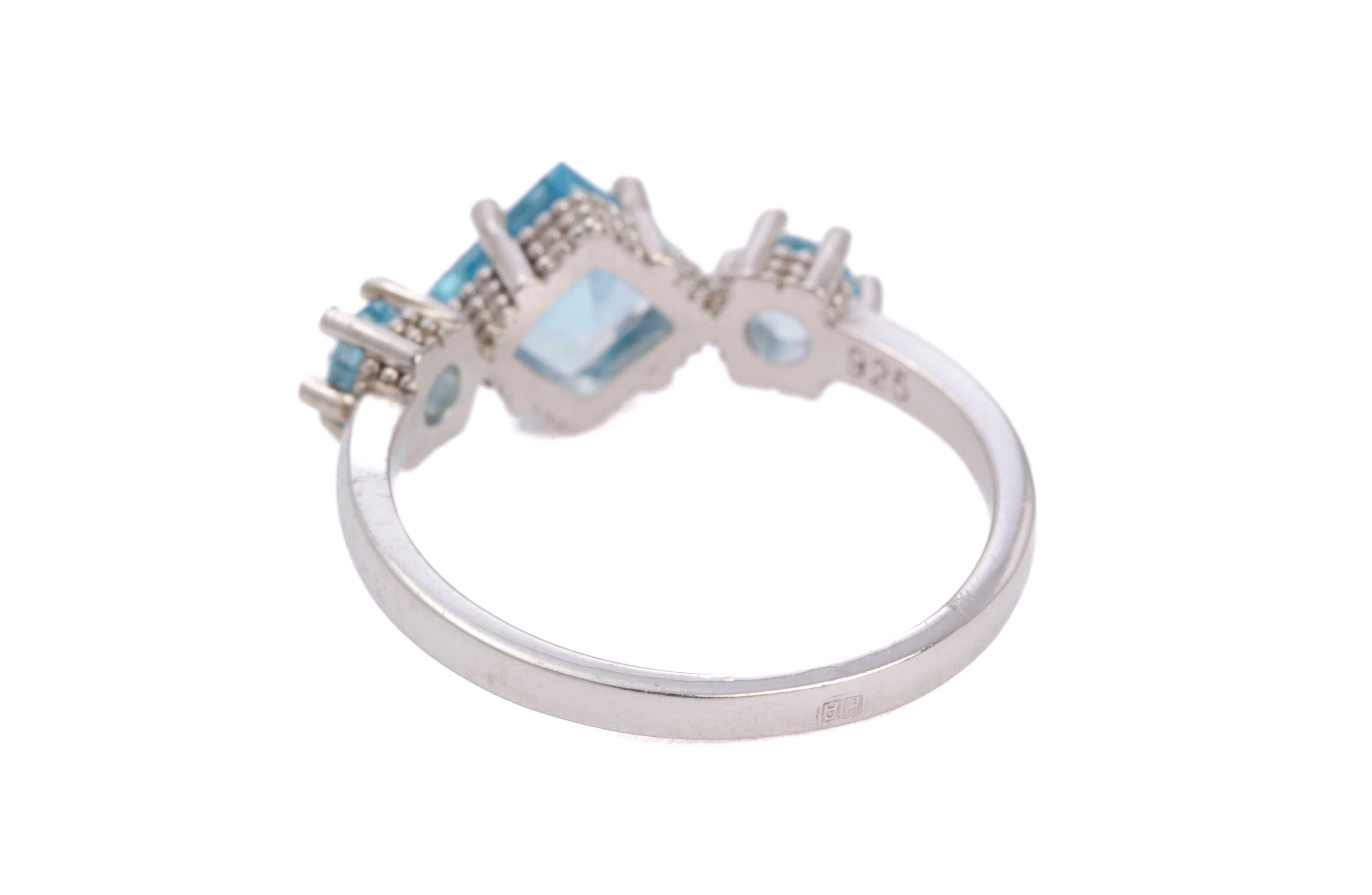 Srebrny pierścionek z trzema niebieskimi Swiss Blue Topaz 138823