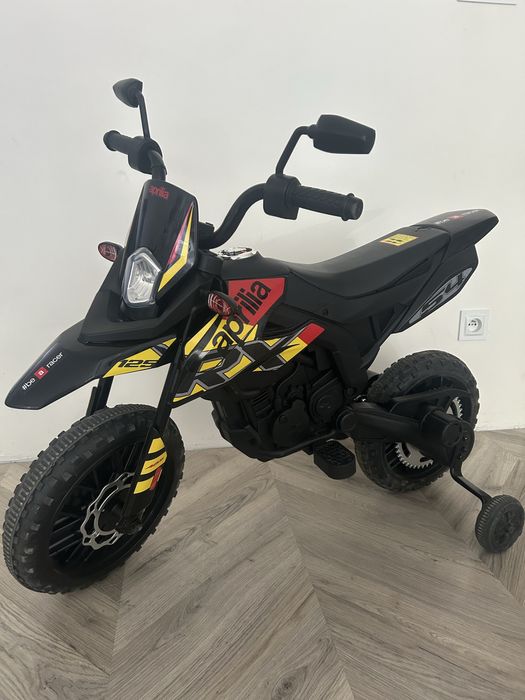 Motor na akumulator dla dzieci Aprilia 12V z kółkami bocznymi