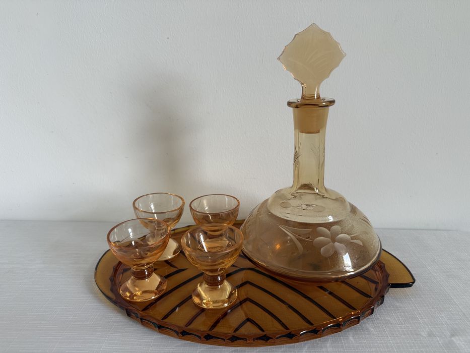 Karafka z kieliszkami i tacką