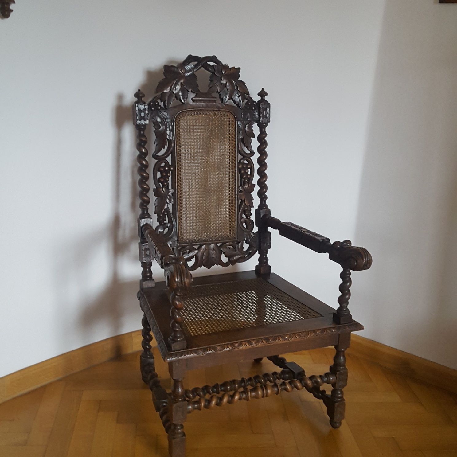 Stary drewniany fotel Charles II
