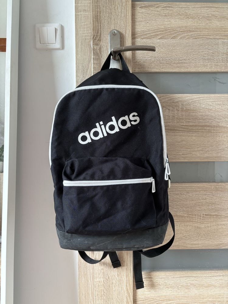 Czarny plecak z bialymi akcentami szkolny na wycieczki adidas neo