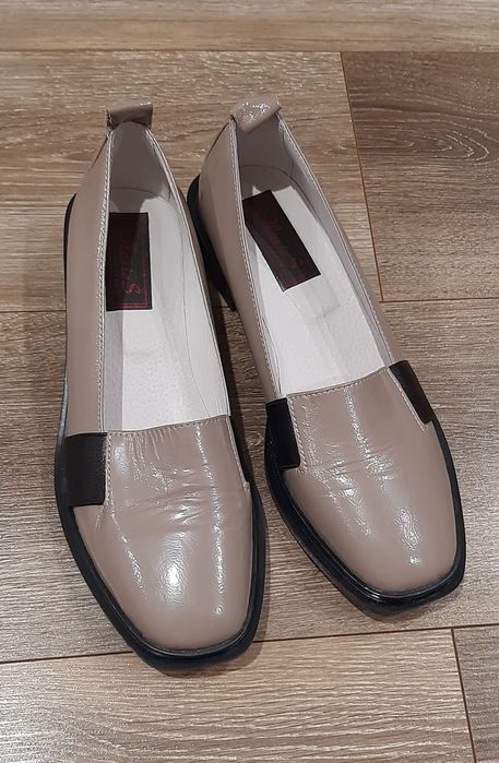 Шкіряні бежеві туфлі . Розмір 39