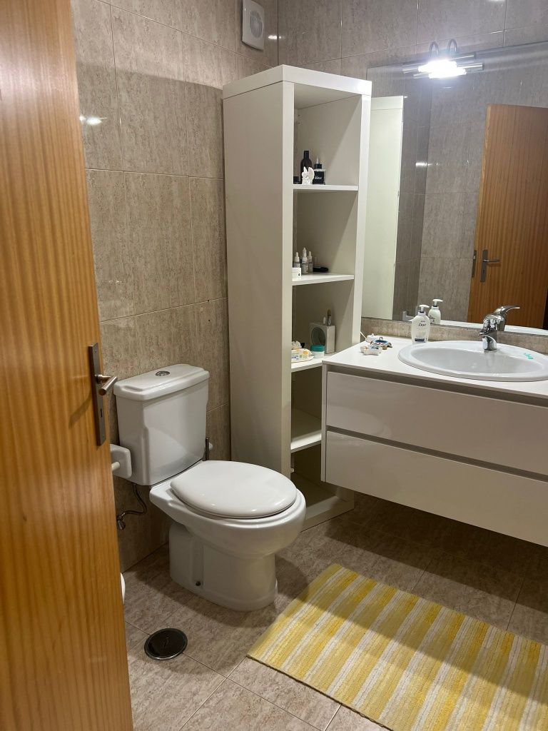 Quarto mobilado com acesso cozinha e piscina